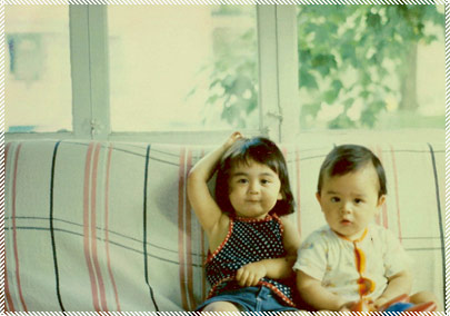 2 japanische Kinder auf einem Sofa